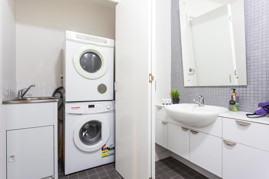 2 Bd Central Melbourne Apartment *