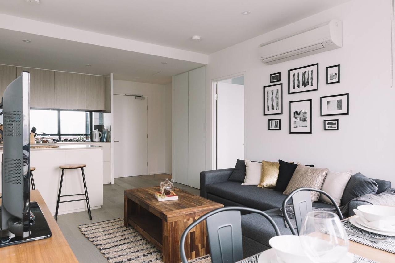 Designer 2 Bedroom + Pool + Gym + Close To Cbd Apartment Melbourne