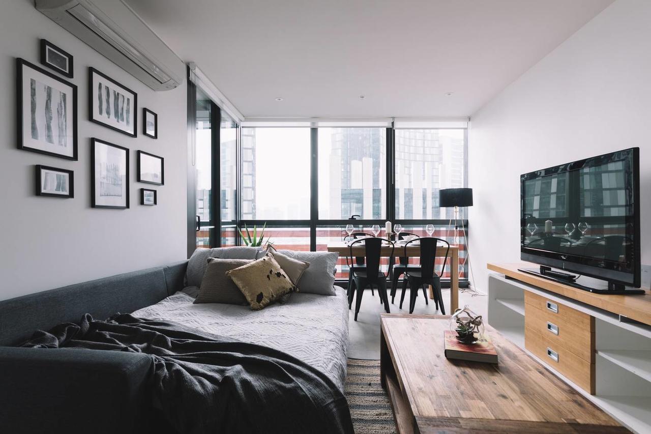 Designer 2 Bedroom + Pool + Gym + Close To Cbd Melbourne