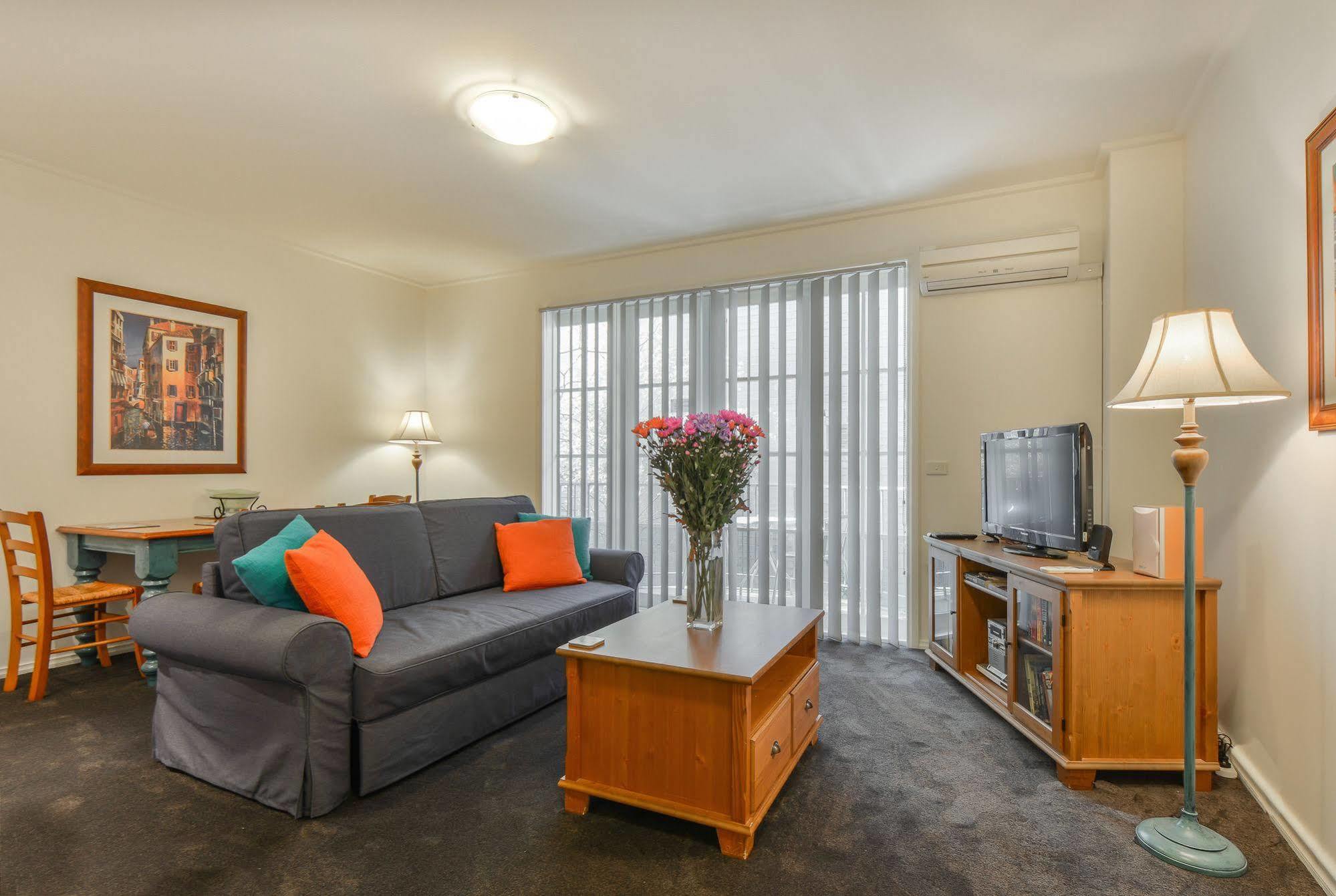 Mayford - Long Stay Rates, Pool, Gym, Parking Apartment *