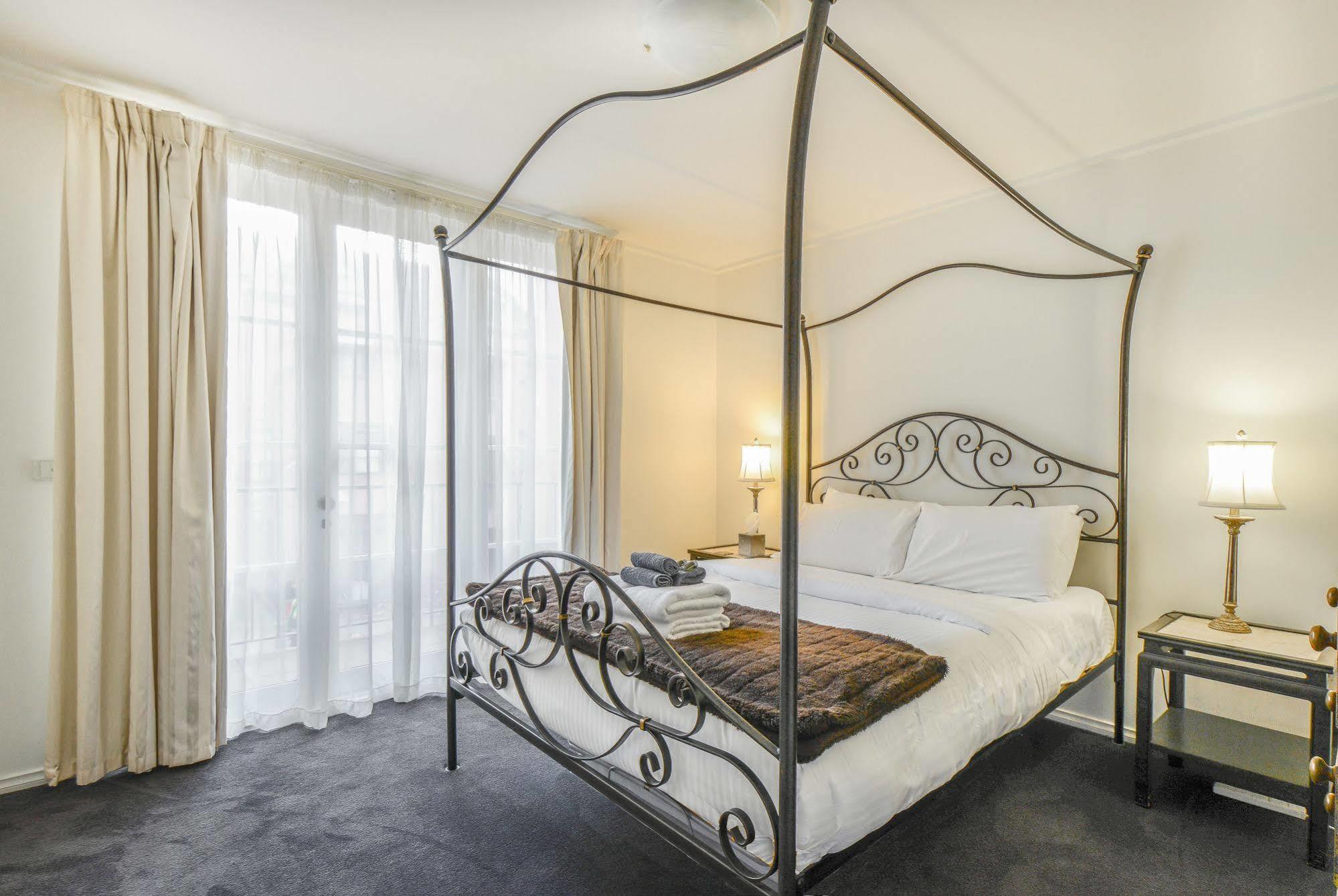 Mayford - Long Stay Rates, Pool, Gym, Parking