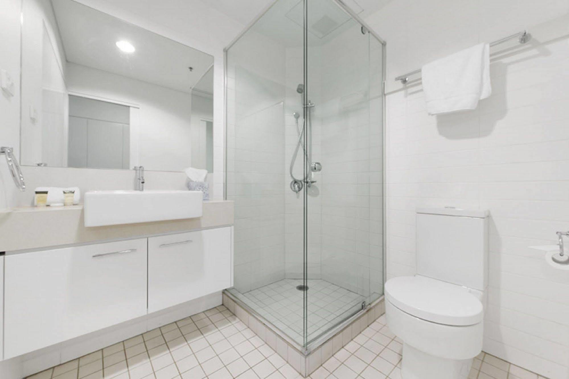 Docklands Private Collection - Harbour Aparthotel