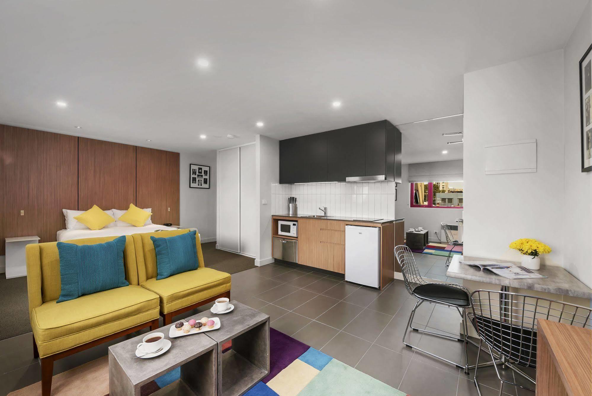 Aparthotel Plum Serviced Carlton 3*