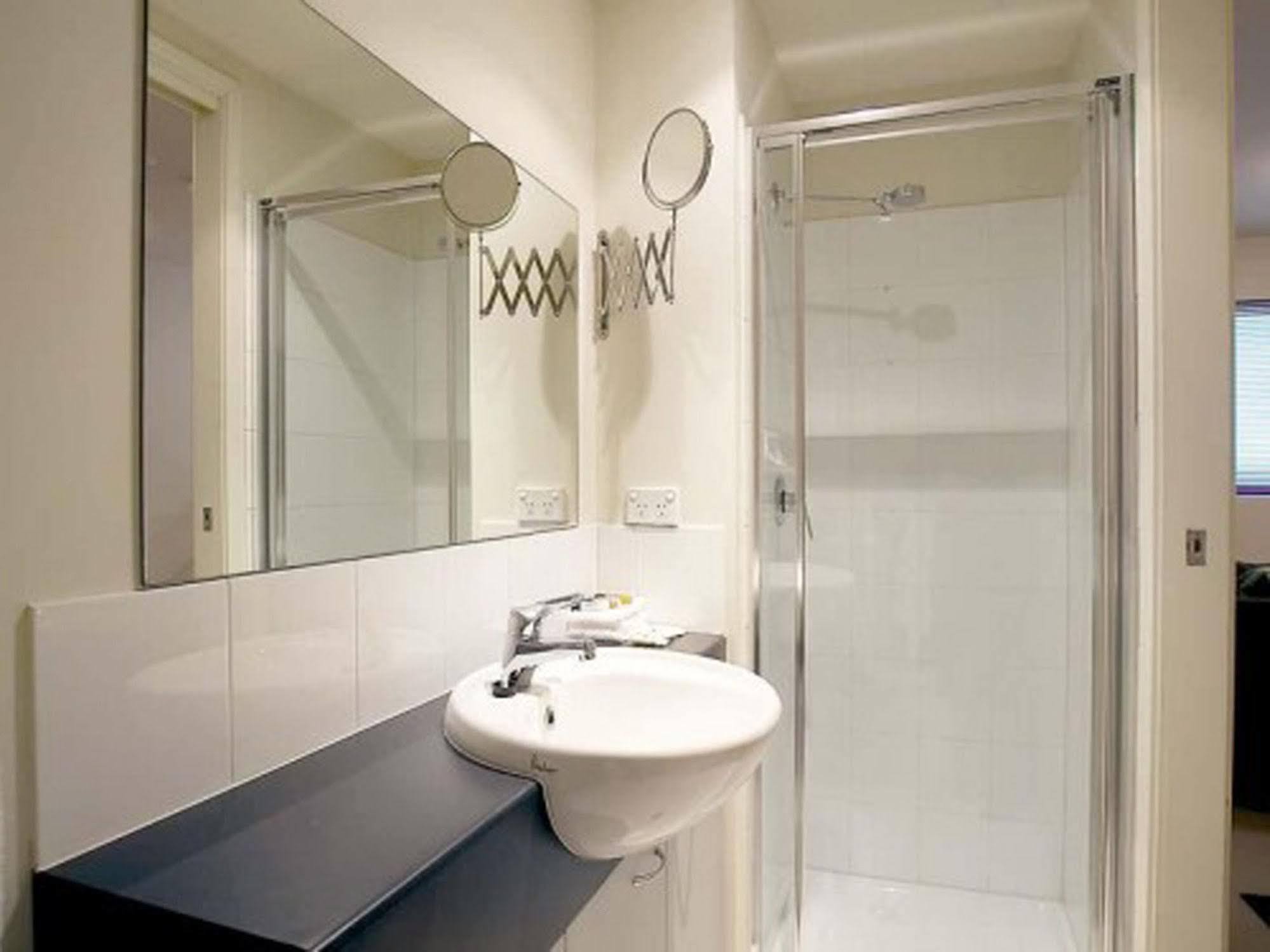 Aparthotel Plum Serviced Carlton 3*