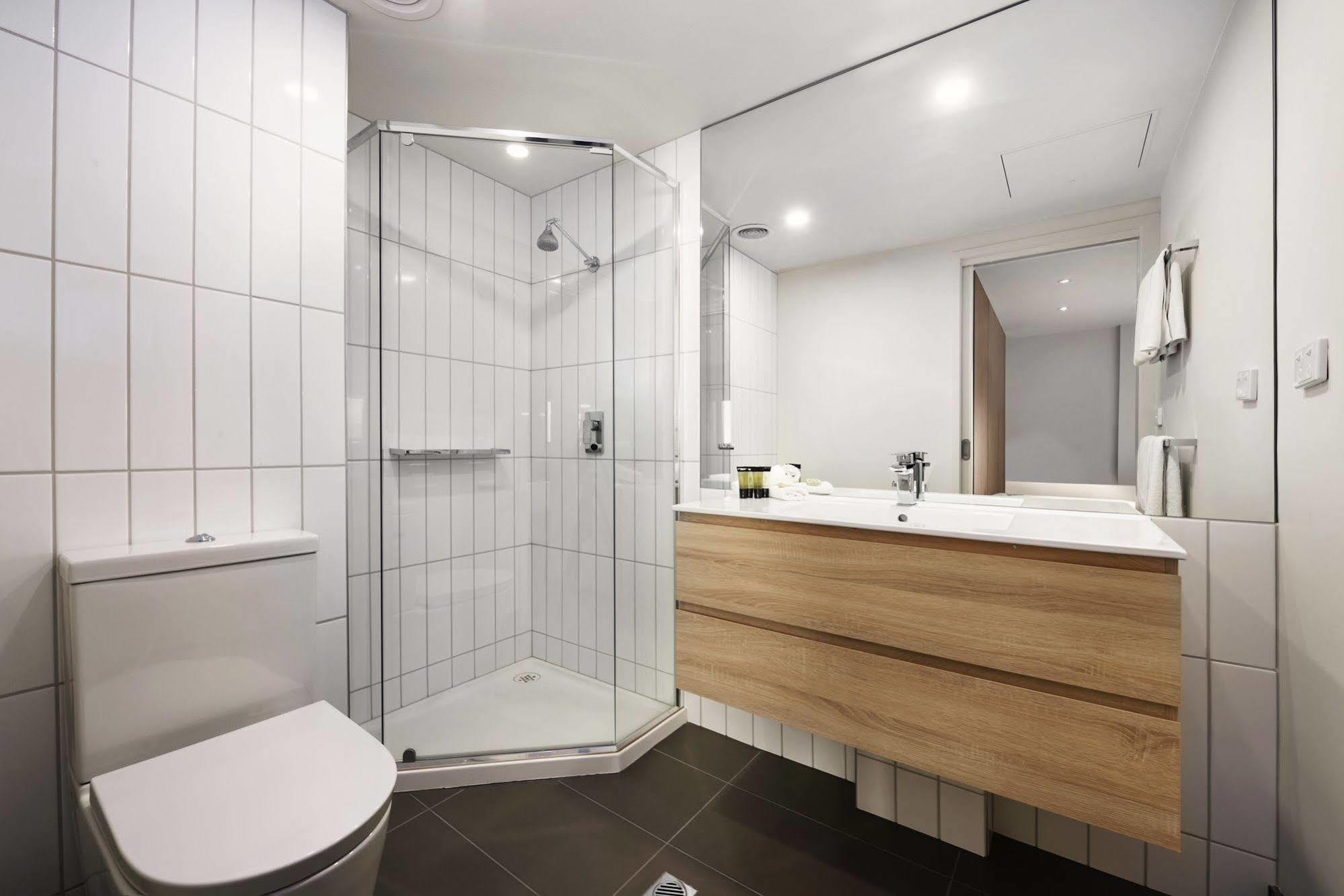 Aparthotel Plum Serviced Carlton 3*