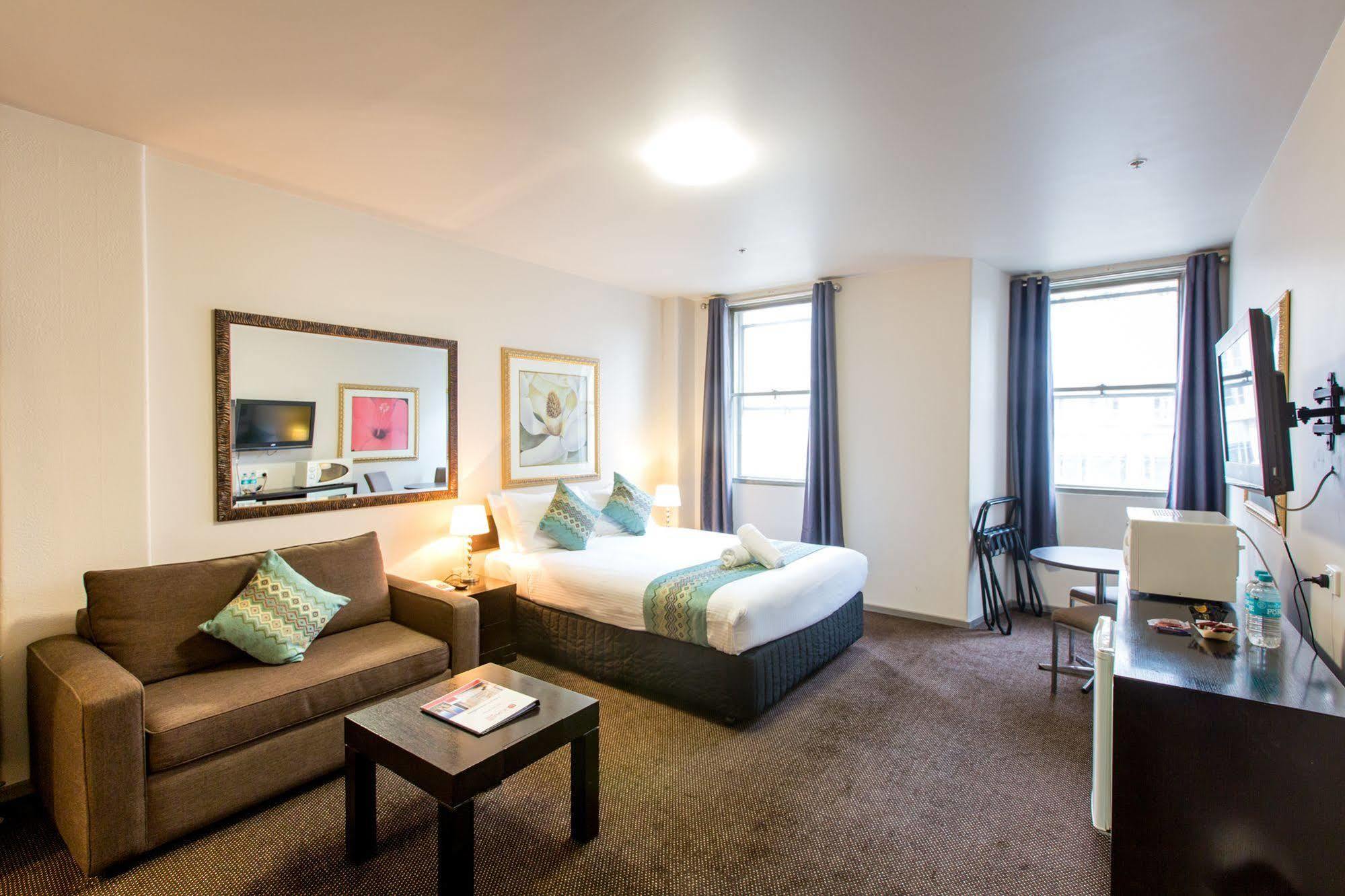 Square Hotel