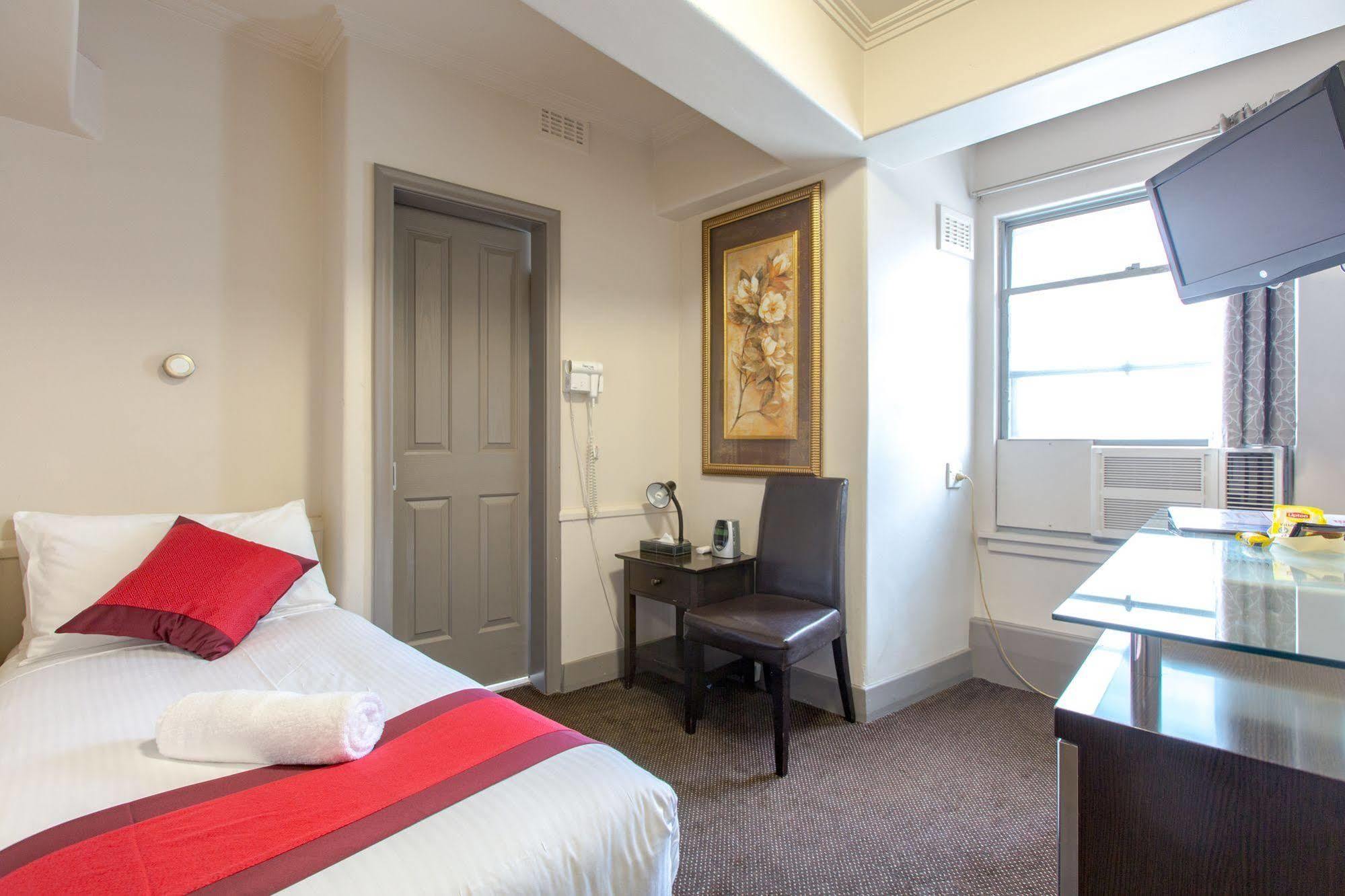 Square Hotel