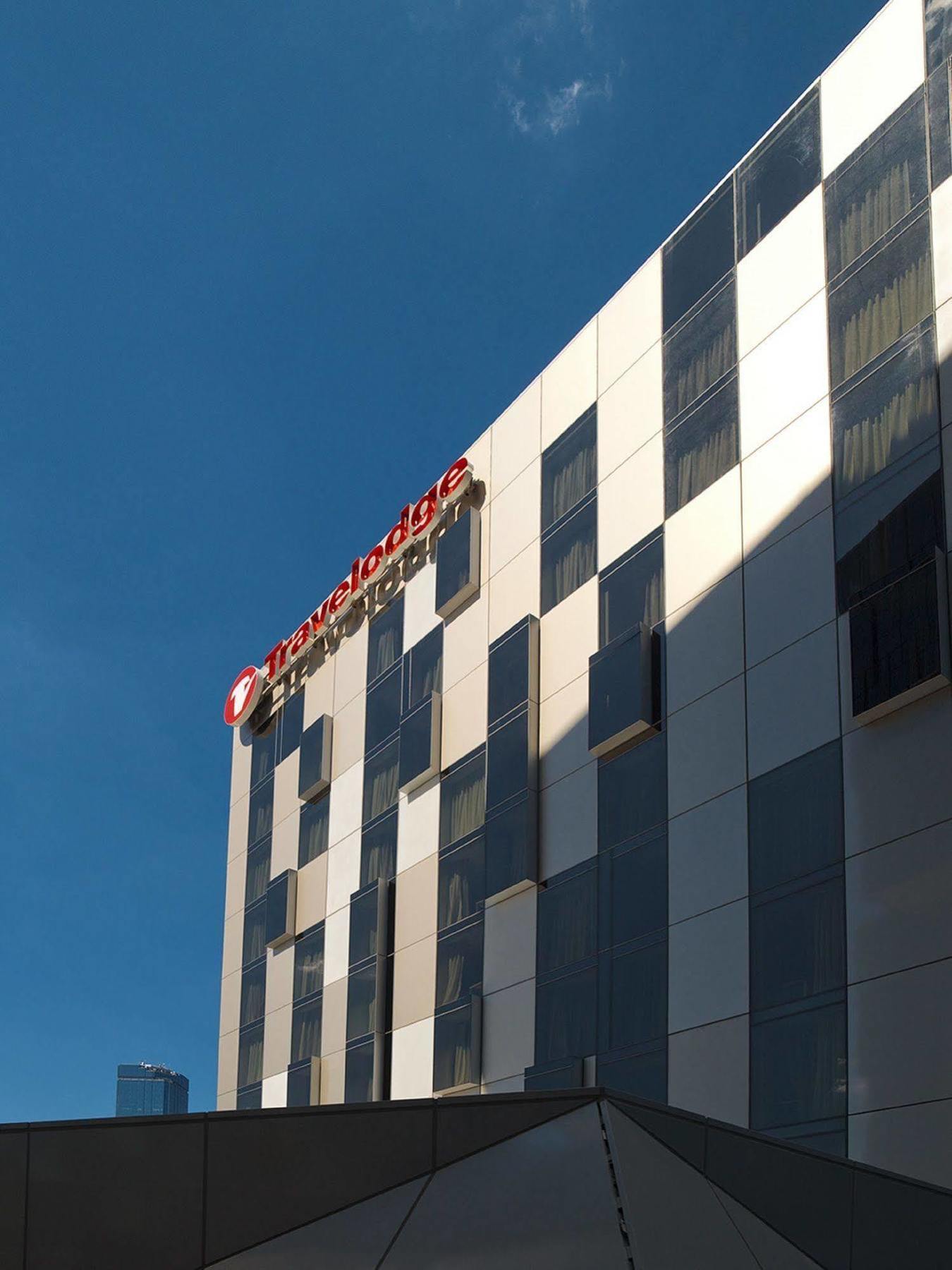 Travelodge Docklands Hotel 4*