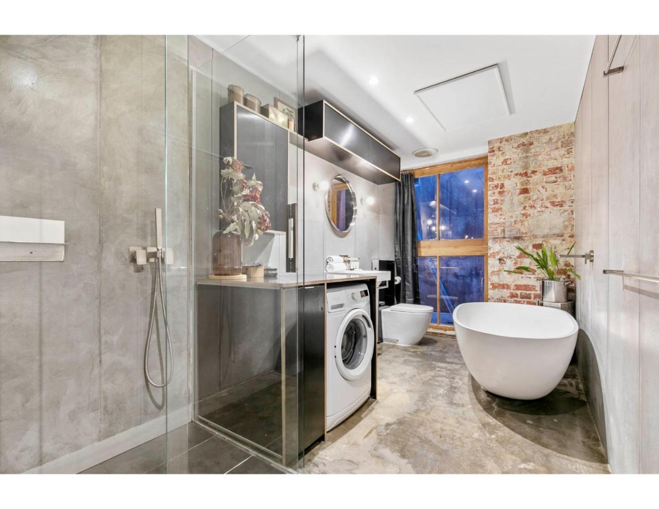 Chic Warehouse In Hipster, Foodie Hub Apartment *