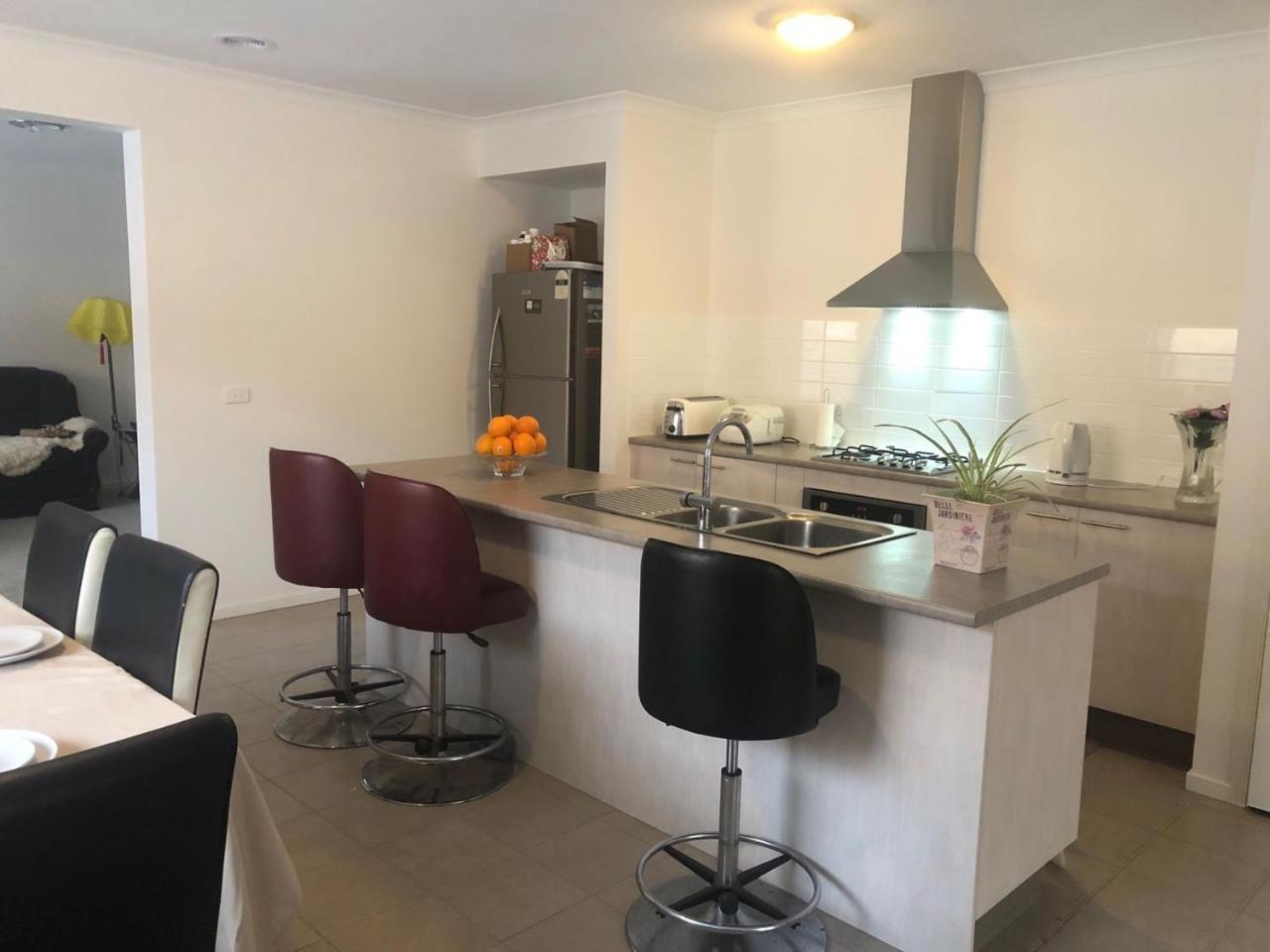 Lakes Warm House Homestay Melbourne
