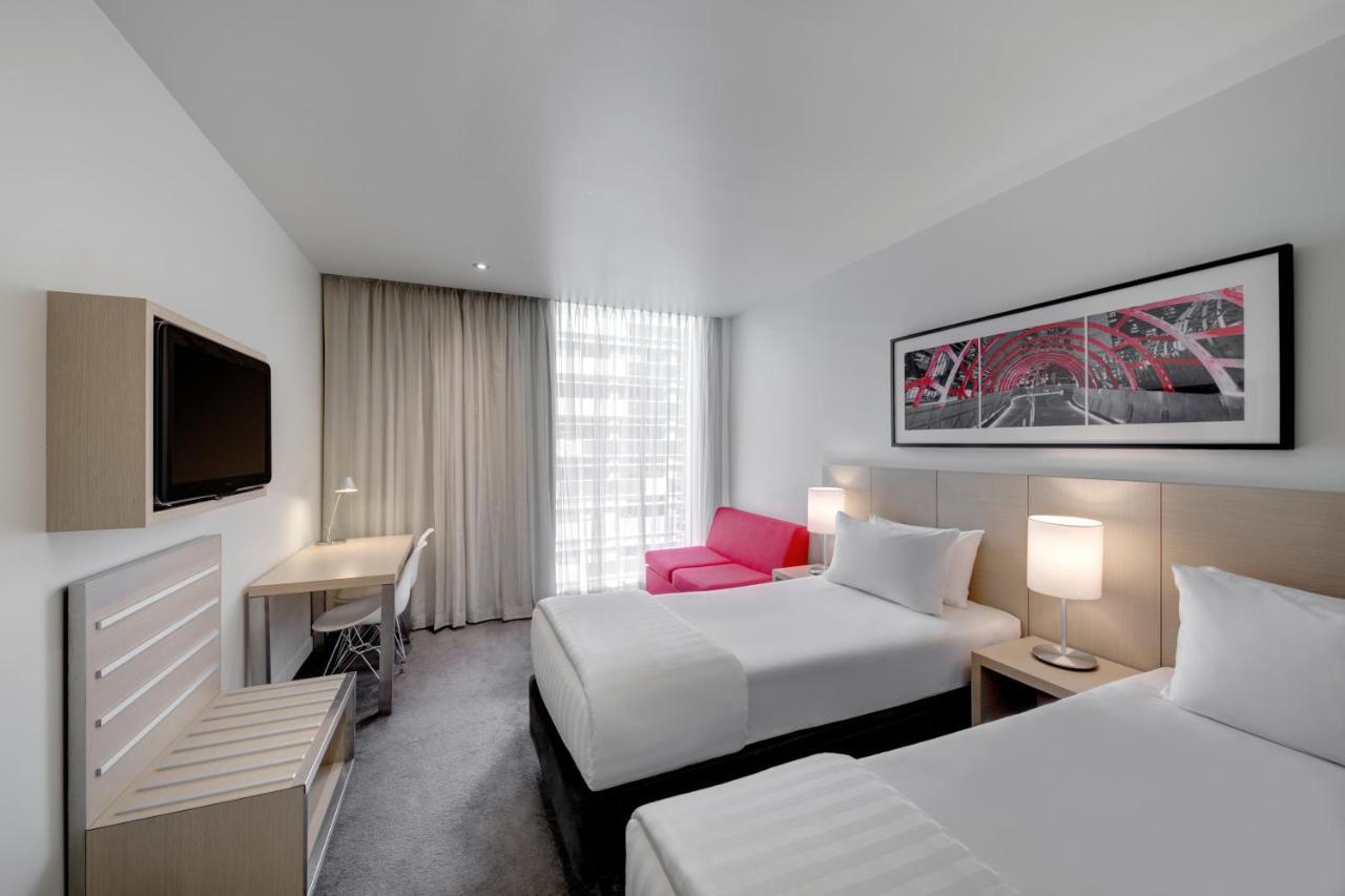 Travelodge Docklands Hotel 4*