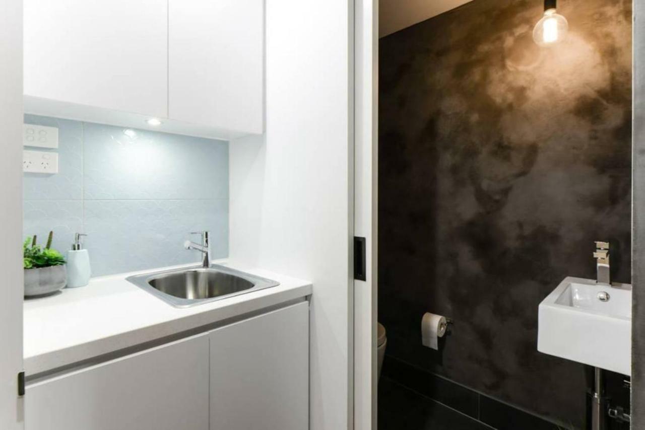 Spacious Designer Warehouse Cbd Apartment