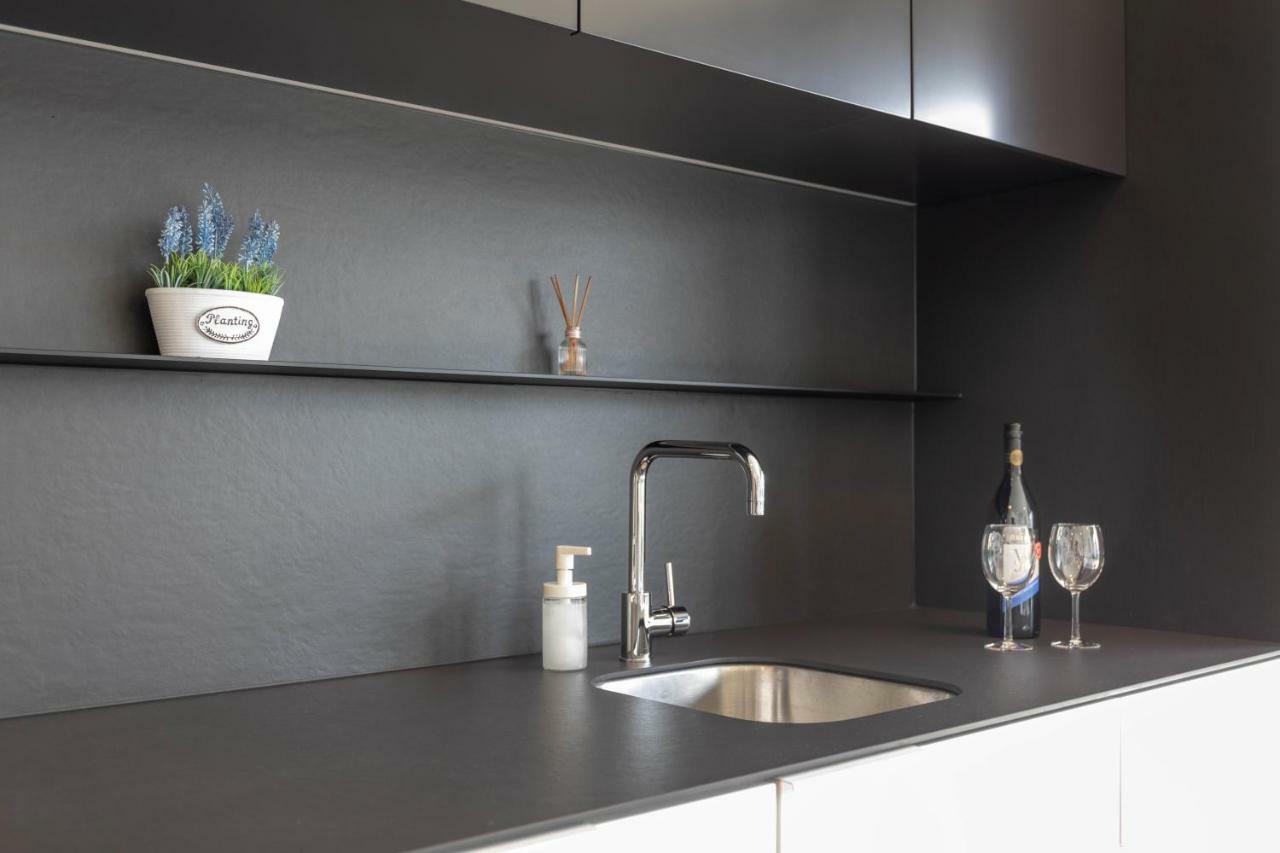 Apartment South Yarra View With Car Park, Amazon Alexa, Spotify, Netflix, And Wifi *