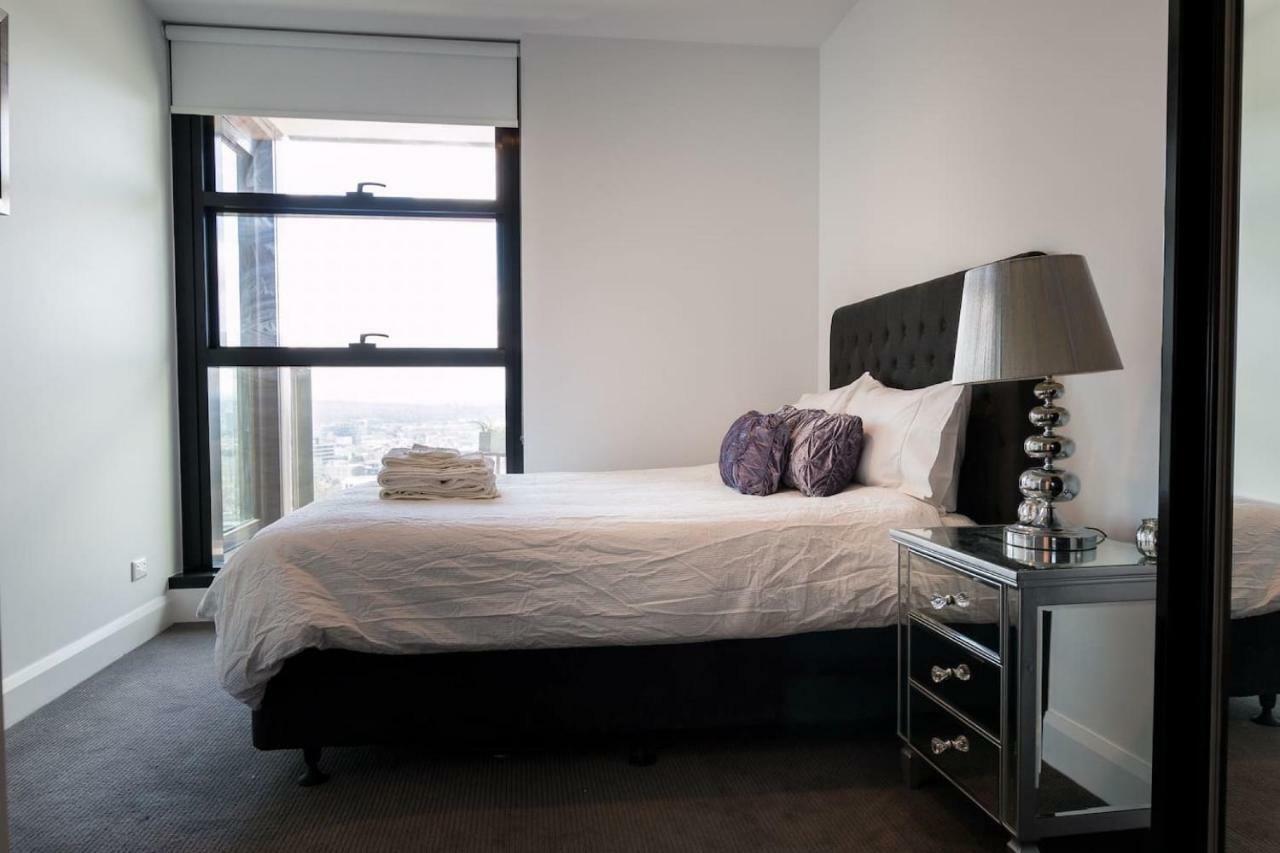 Owen - Soaring City Views Central Location Melbourne