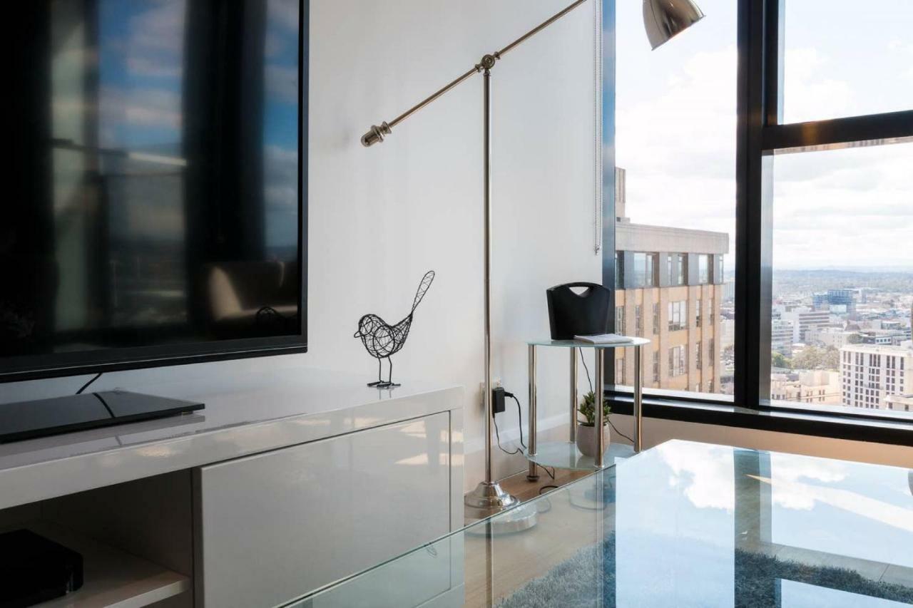 Owen - Soaring City Views Central Location Melbourne