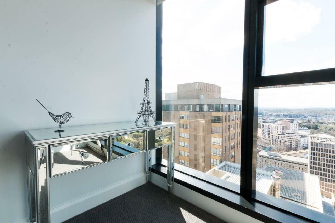 Owen - Soaring City Views Central Location * Melbourne