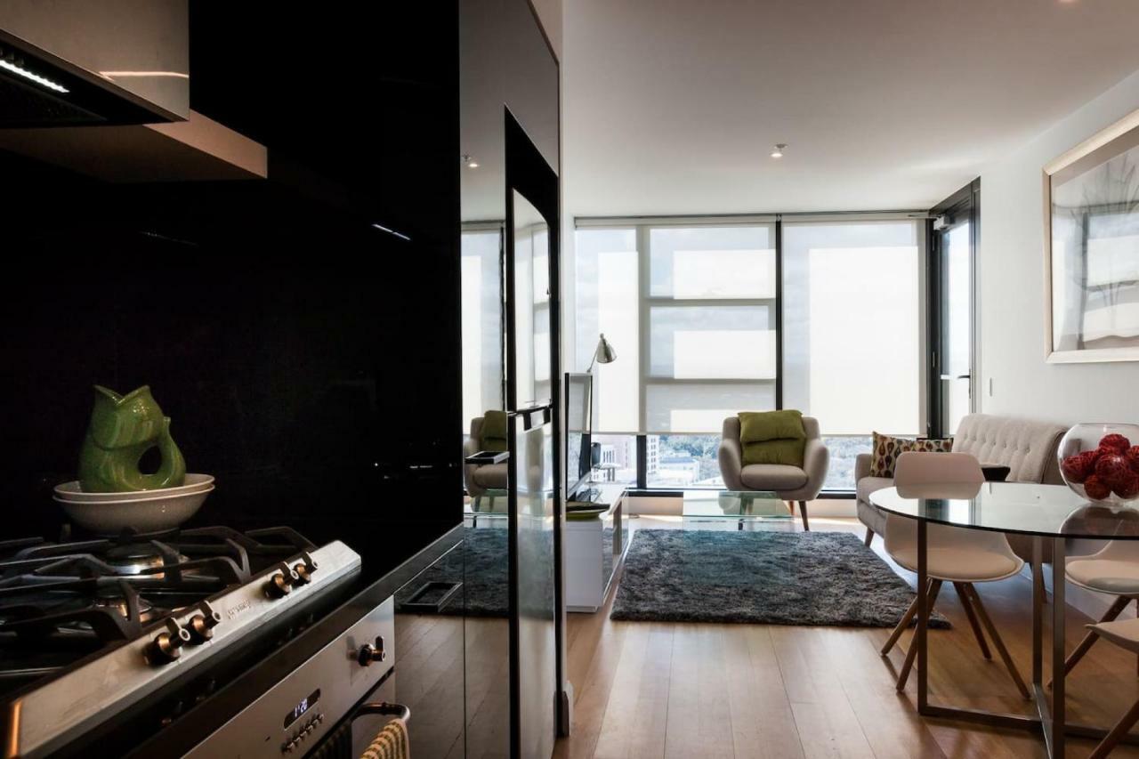 Owen - Soaring City Views Central Location Apartment *