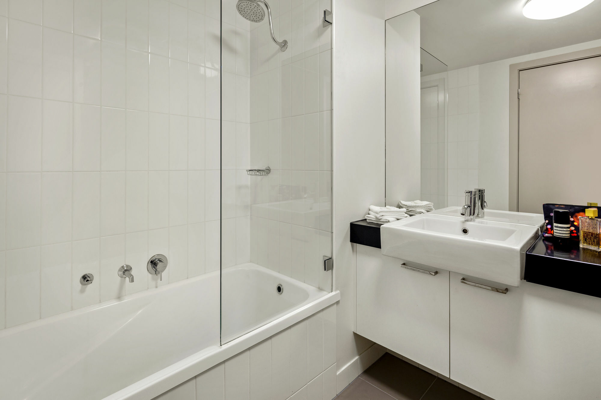 Aparthotel Quest Docklands 4*