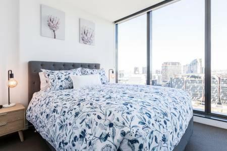 Fantastic Views, 2 B/r, 2 Bath With All New Furniture Melbourne