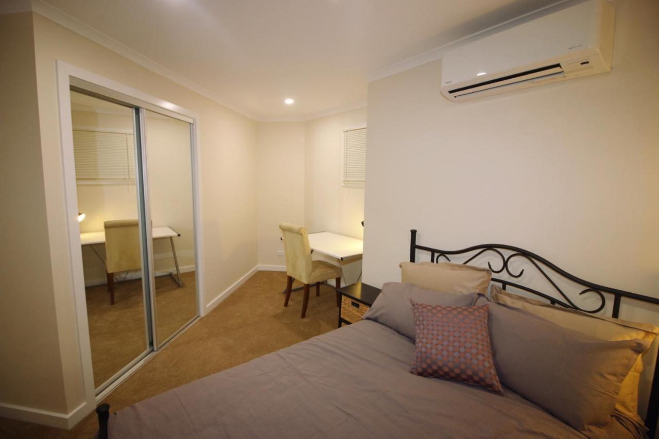 Guest house Silver House - Airport - 7 Minutes From Airport *