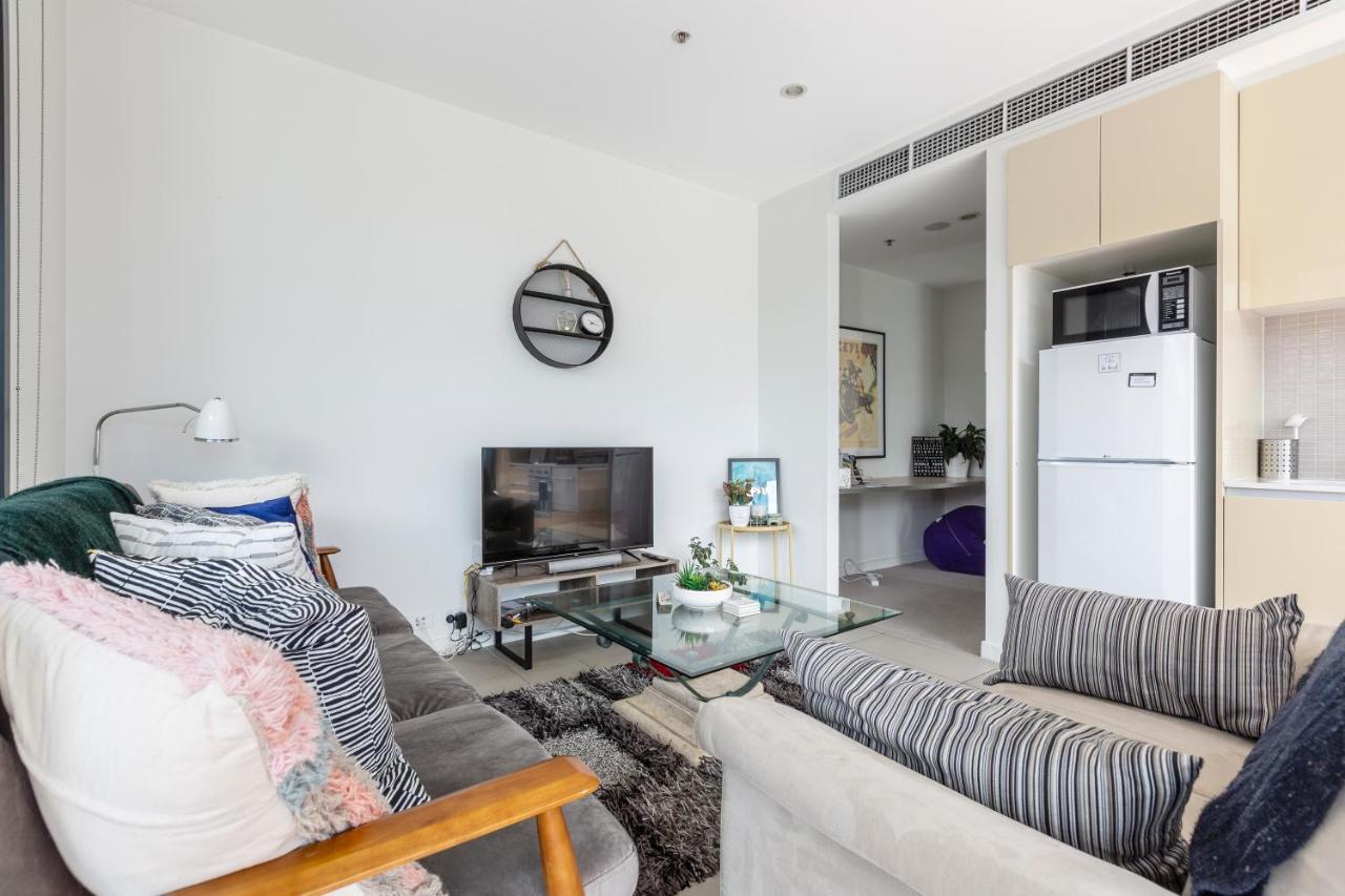 Light, Airy, Spacious Queens Road Apartment *