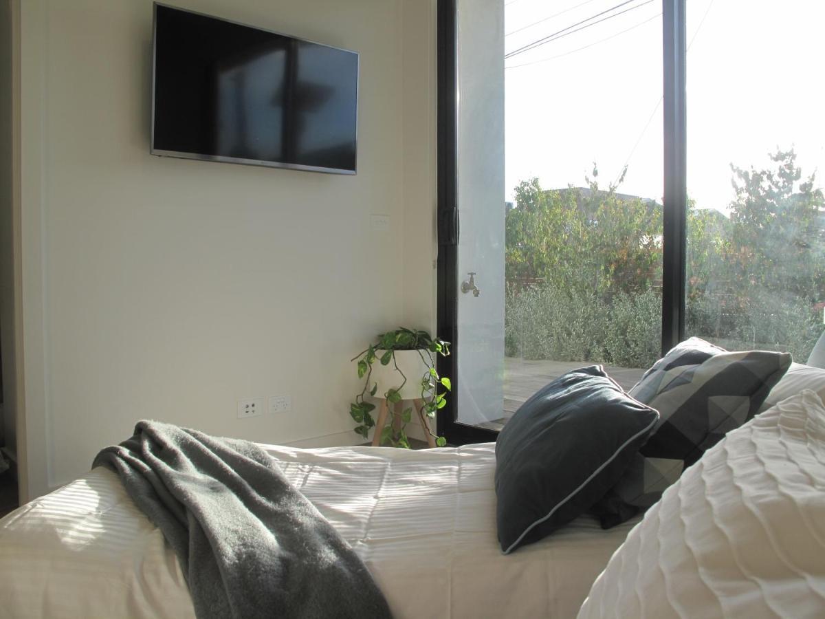 Modern 3 Bedroom Apt With Free Parking, Netflix, Wifi & Welcome Wine By Bnb Pro Apartment *