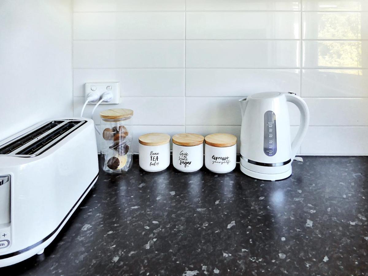 Glen Iris, Quiet Boutique 2 Bedroom Netflix, Wifi, Parking, Free Wine Apartment *