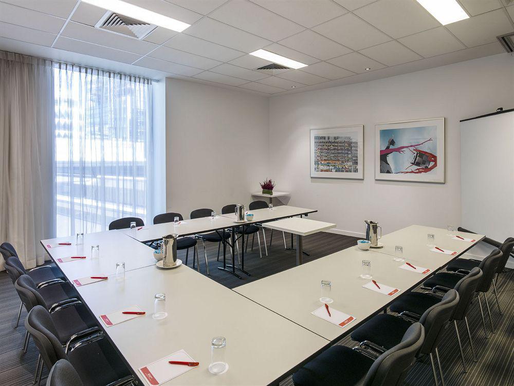Hotel Travelodge Docklands 4*