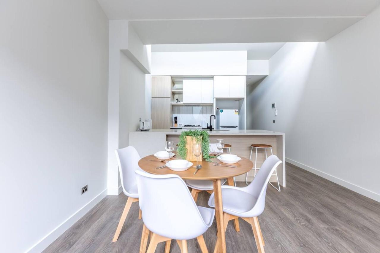 Elegant Stylish Living@mooneeponds Wifi/parking * Melbourne