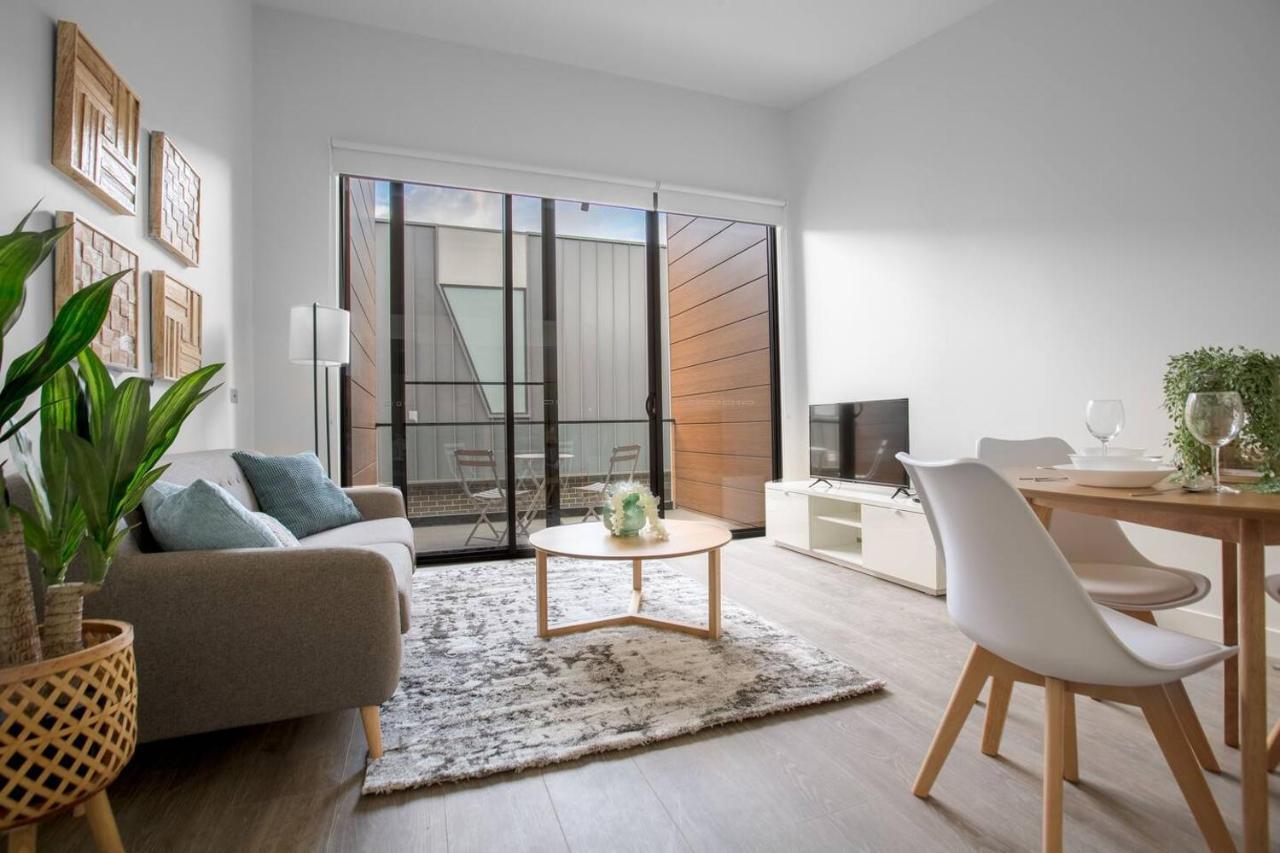 Elegant Stylish Living@mooneeponds Wifi/parking * Melbourne