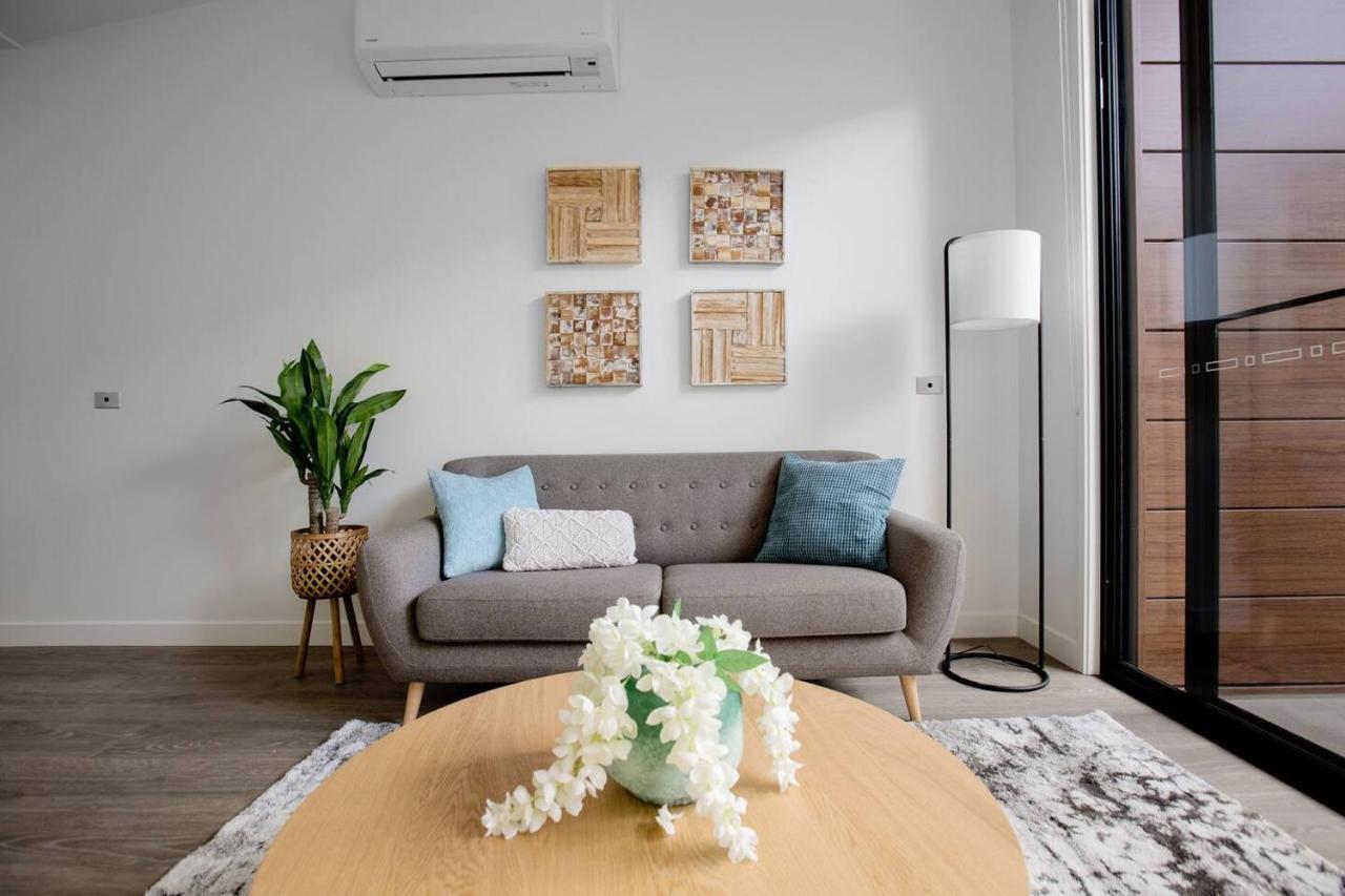 Elegant Stylish Living@mooneeponds Wifi/parking Holiday home