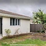 Guest Ensuite 7 Minutes From Airport