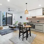 Stylish One Bd Hideaway In Essendon