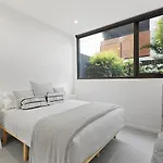 Stylish One Bd Hideaway In Essendon