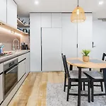 Stylish One Bd Hideaway In Essendon