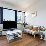 \'Plaid Parlour\' City-Centre Comfort & Skyline Views
