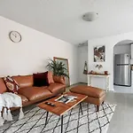 Dalgety Downtown - A Sunny St Kilda Beach Hideaway