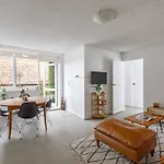 Dalgety Downtown - A Sunny St Kilda Beach Hideaway