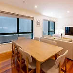 Spacious 3-Bed Unit In Melbourne Cbd W Pool & Gym