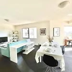 A Cozy 2B2B Apt Next To Carlton Garden W/ Parking
