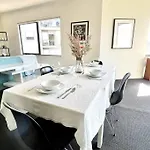 A Cozy 2B2B Apt Next To Carlton Garden W/ Parking