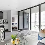 A Cozy 2Br Apt Opposite Southern Cross Station