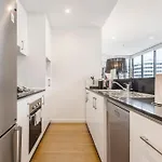 Bay Street Terrace - Spacious Indoor-Outdoor Design