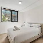 Light Filled Apartment By Albert Park & Lake