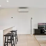 Light Filled Apartment By Albert Park & Lake