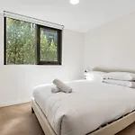 Light Filled Apartment By Albert Park & Lake