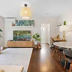 Contemporary 1-Bed Unit Near Chapel St