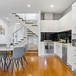 Modern 2-Bed Home In Brunswick With Courtyard