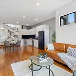 Modern 2-Bed Home In Brunswick With Courtyard