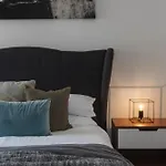 Chic 1-Bed With A Sleek Balcony Near Shops